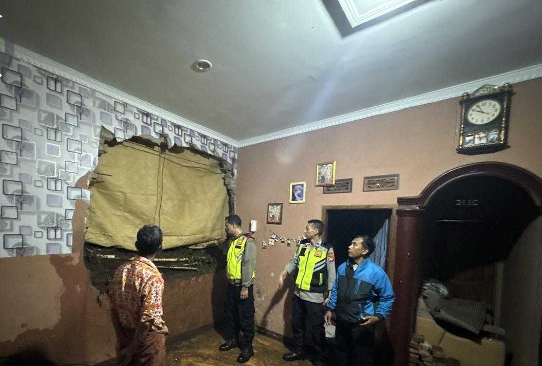 Hujan Deras Picu Longsor di Karangtengah, Dinding Rumah Warga Rusak